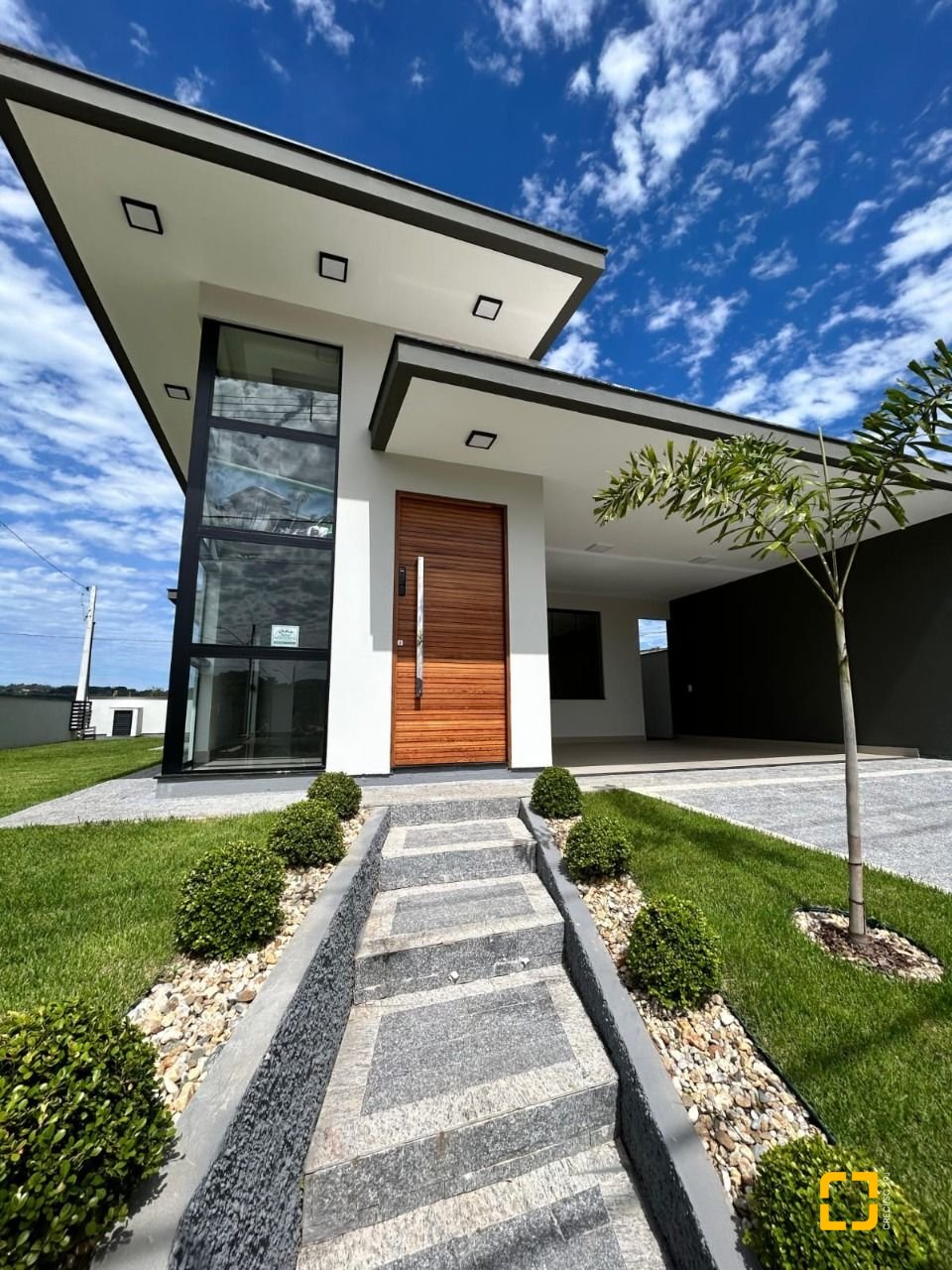 Casa com 113m², 3 quartos (sendo 1 suíte), 2 garagens, no bairro Forquilhas em São José