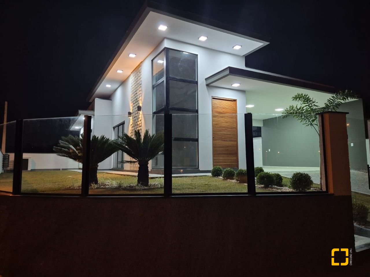 Casa com 113m², 3 quartos (sendo 1 suíte), 2 garagens, no bairro Forquilhas em São José