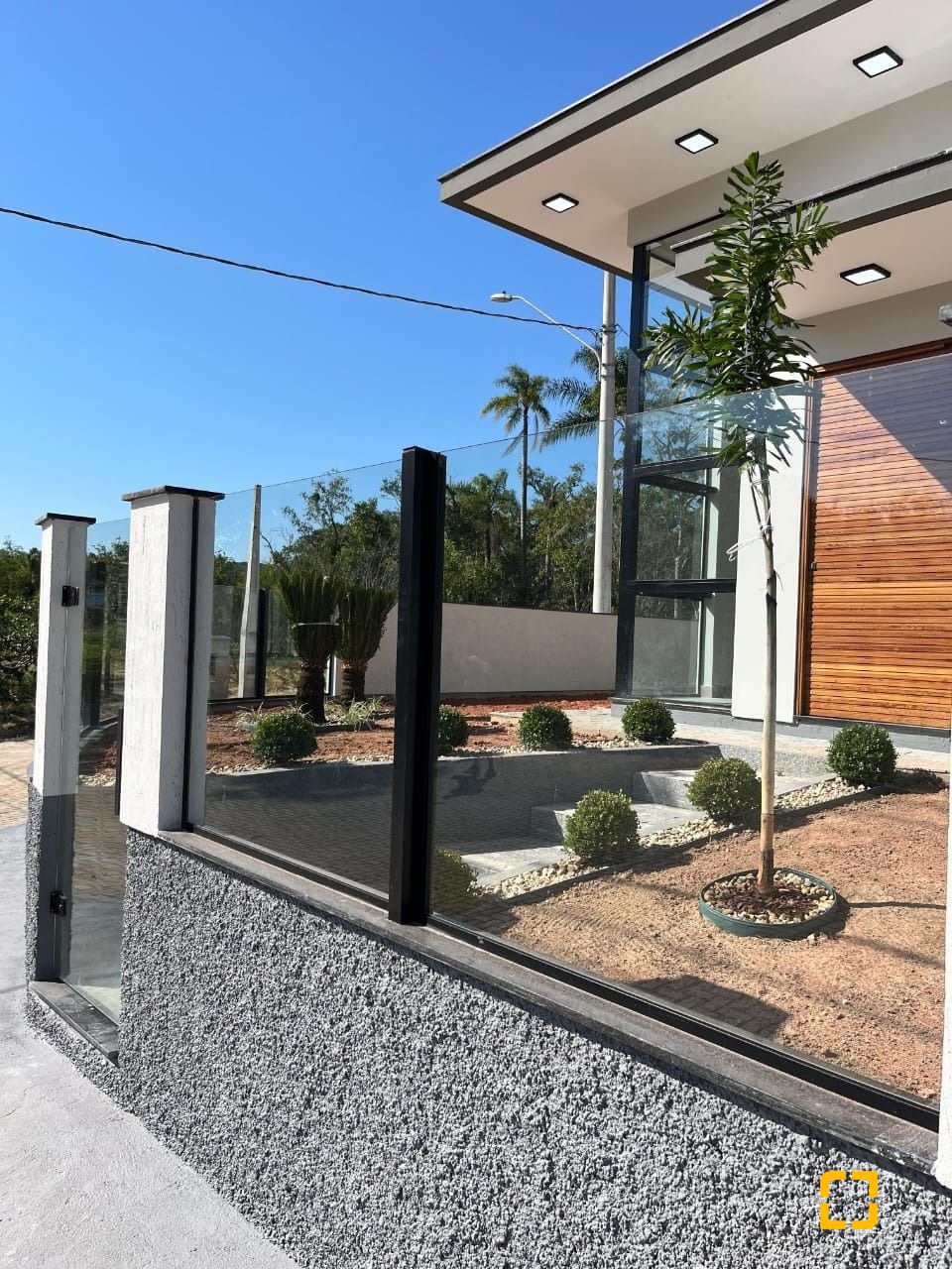 Casa com 113m², 3 quartos (sendo 1 suíte), 2 garagens, no bairro Forquilhas em São José