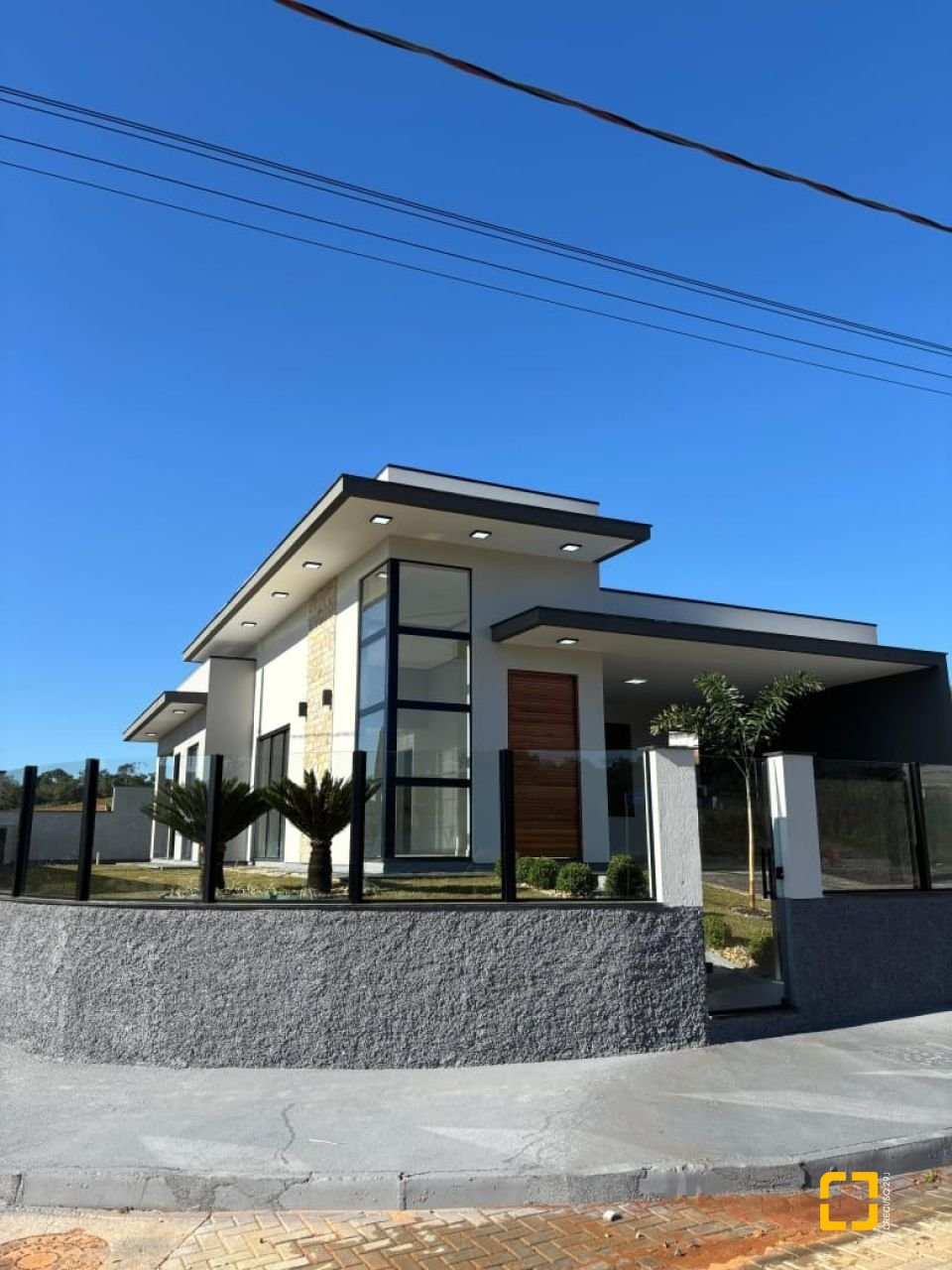 Casa com 113m², 3 quartos (sendo 1 suíte), 2 garagens, no bairro Forquilhas em São José