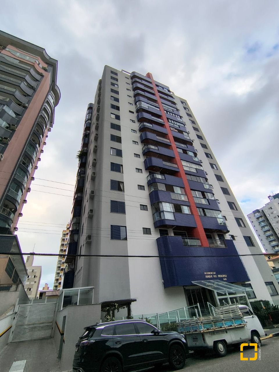 Cobertura com 459m², 4 quartos (sendo 2 suítes), 3 garagens, no bairro Campinas em São José