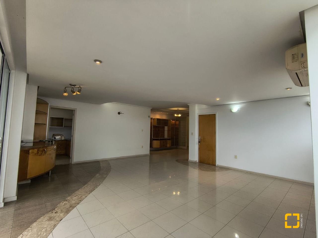 Cobertura com 459m², 4 quartos (sendo 2 suítes), 3 garagens, no bairro Campinas em São José