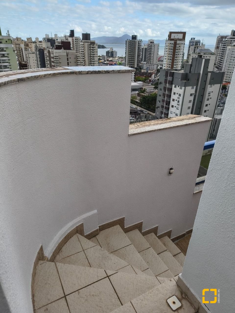 Cobertura com 459m², 4 quartos (sendo 2 suítes), 3 garagens, no bairro Campinas em São José