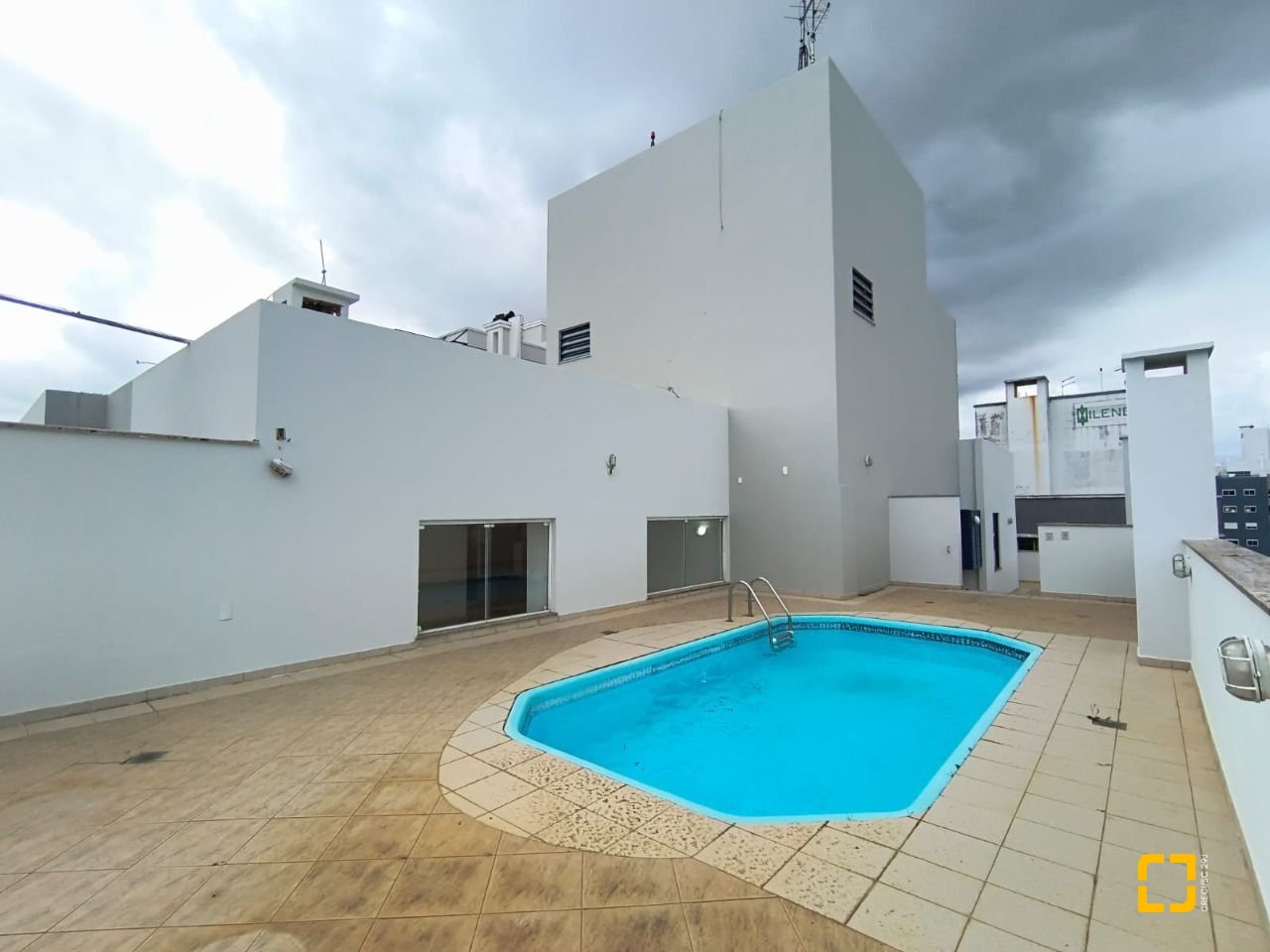 Cobertura com 459m², 4 quartos (sendo 2 suítes), 3 garagens, no bairro Campinas em São José