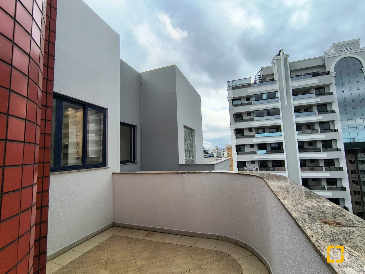 Cobertura com 459m², 4 quartos (sendo 2 suítes), 3 garagens, no bairro Campinas em São José