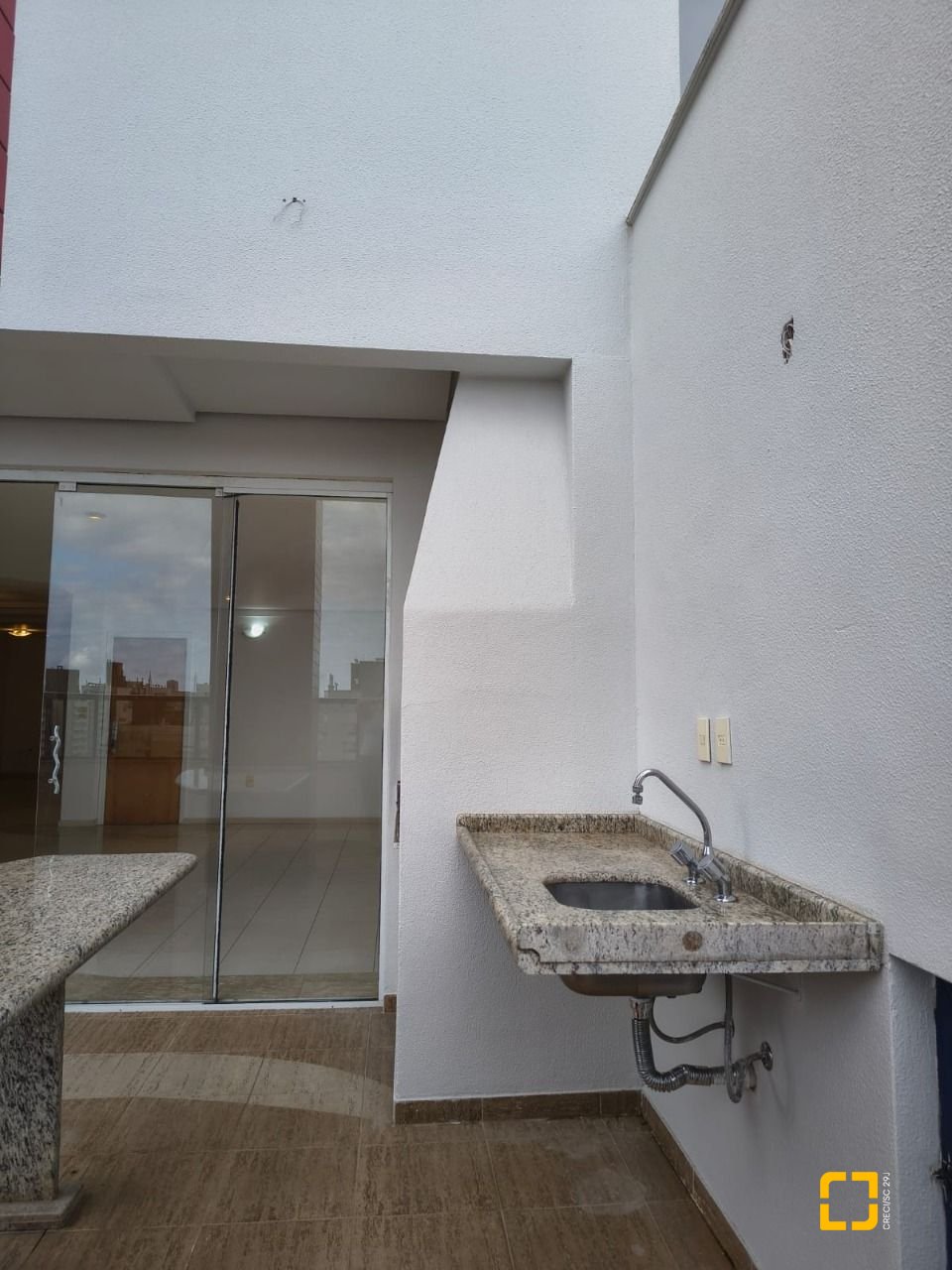 Cobertura com 459m², 4 quartos (sendo 2 suítes), 3 garagens, no bairro Campinas em São José
