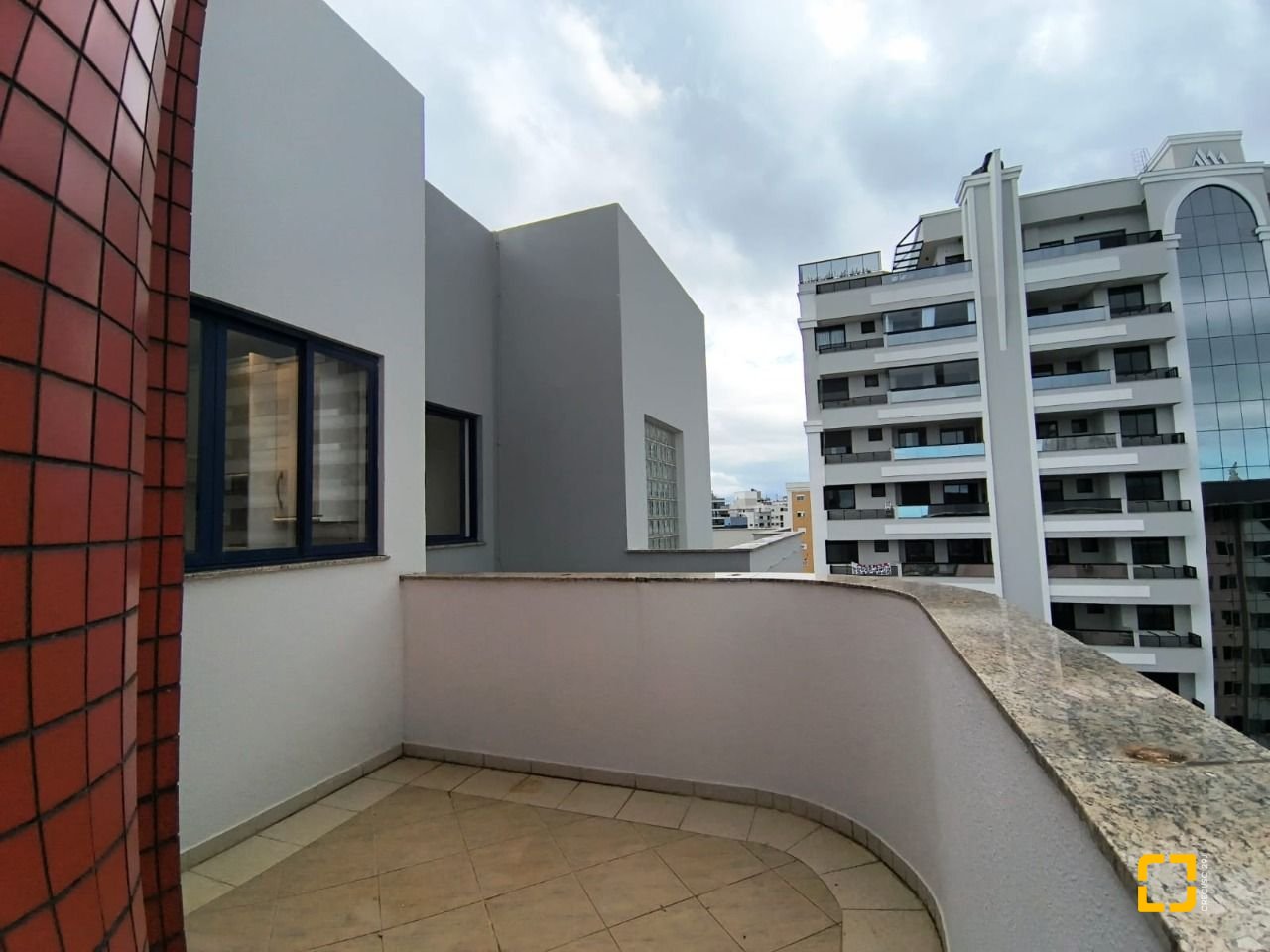 Cobertura com 459m², 4 quartos (sendo 2 suítes), 3 garagens, no bairro Campinas em São José