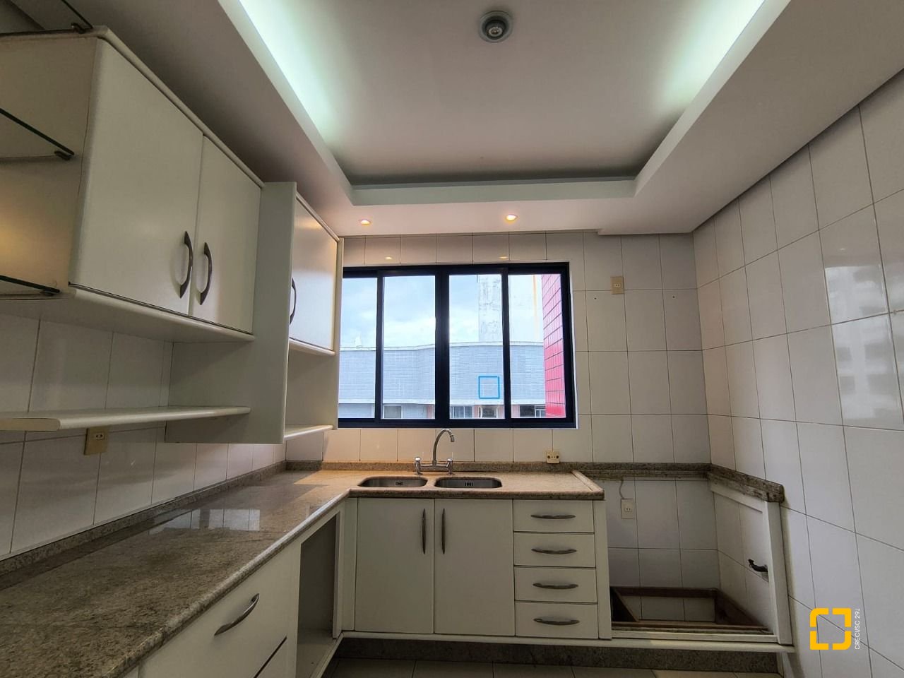 Cobertura com 459m², 4 quartos (sendo 2 suítes), 3 garagens, no bairro Campinas em São José