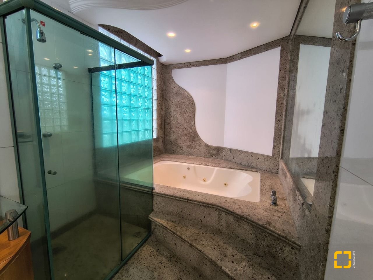 Cobertura com 459m², 4 quartos (sendo 2 suítes), 3 garagens, no bairro Campinas em São José