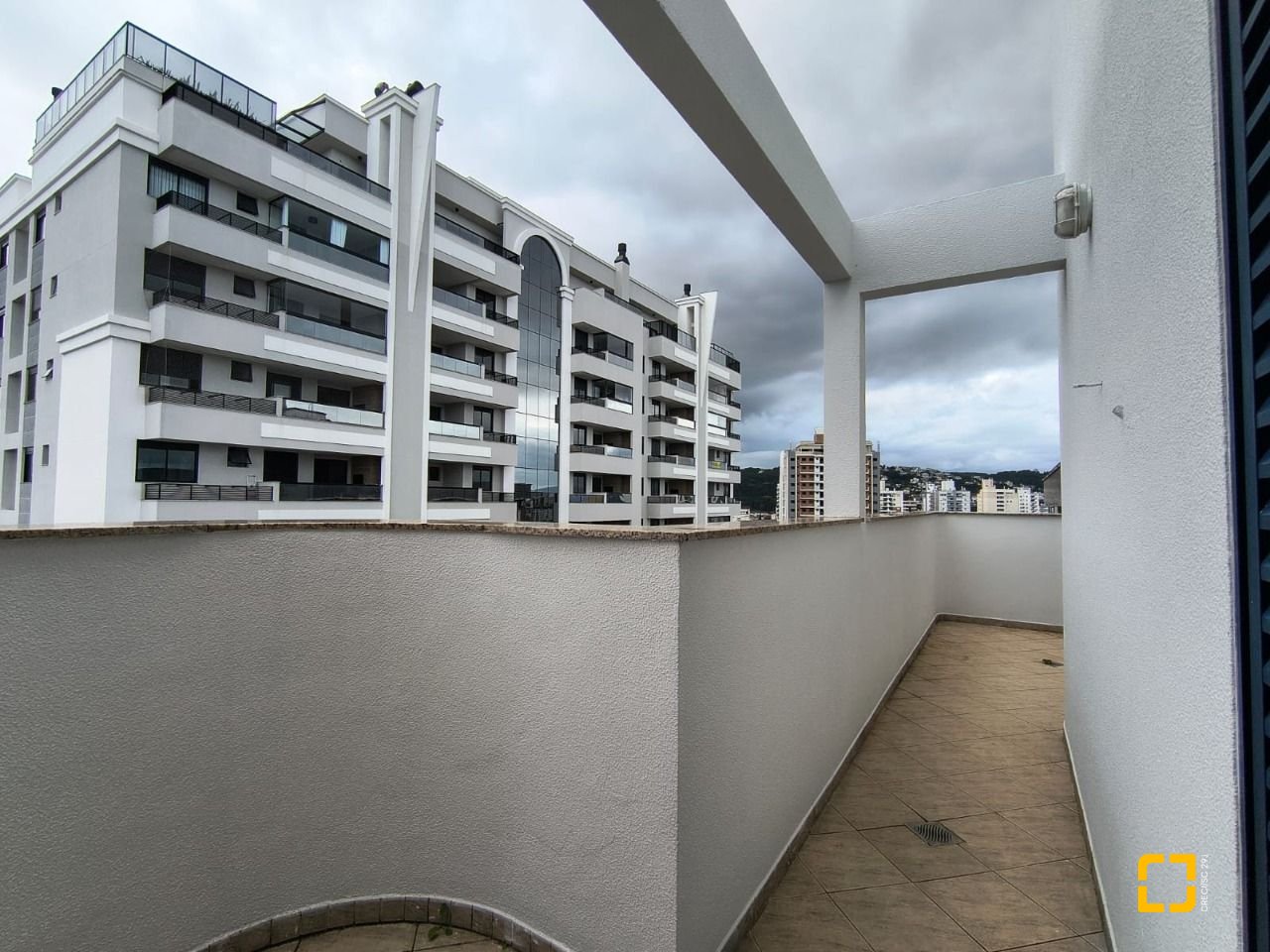 Cobertura com 459m², 4 quartos (sendo 2 suítes), 3 garagens, no bairro Campinas em São José