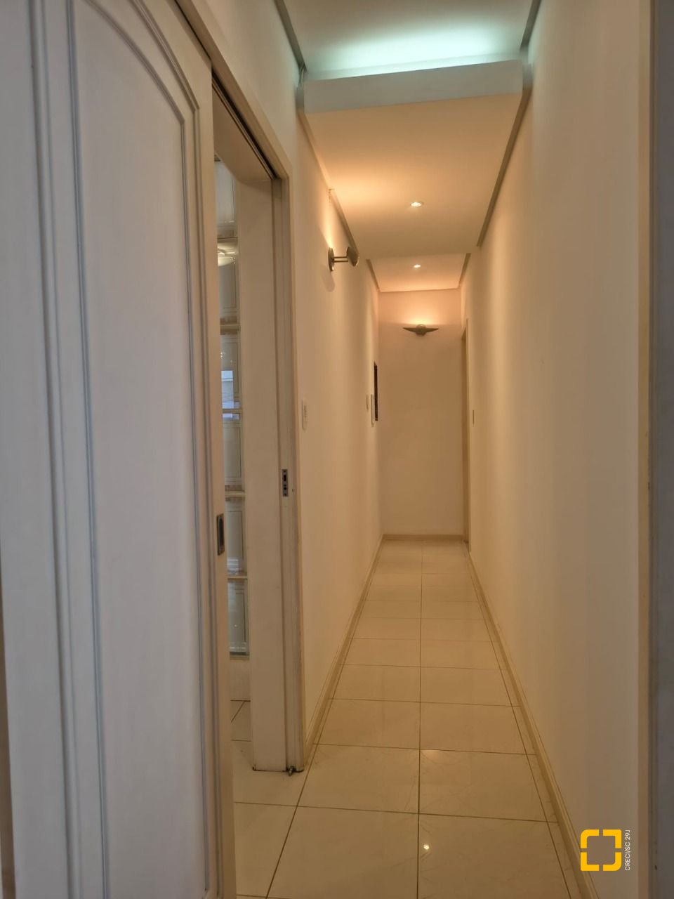 Cobertura com 459m², 4 quartos (sendo 2 suítes), 3 garagens, no bairro Campinas em São José