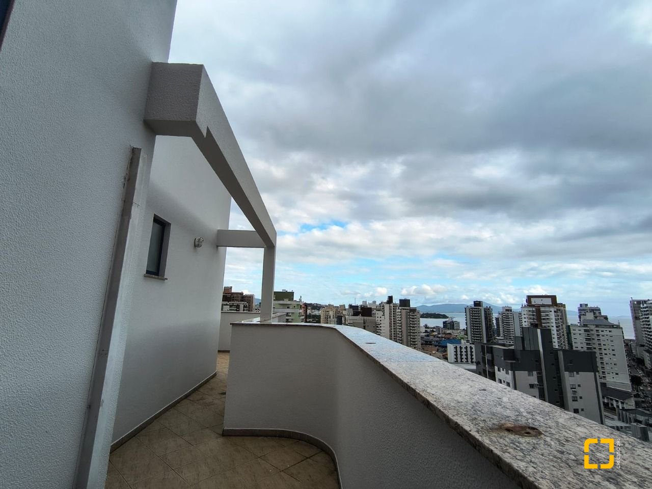 Cobertura com 459m², 4 quartos (sendo 2 suítes), 3 garagens, no bairro Campinas em São José