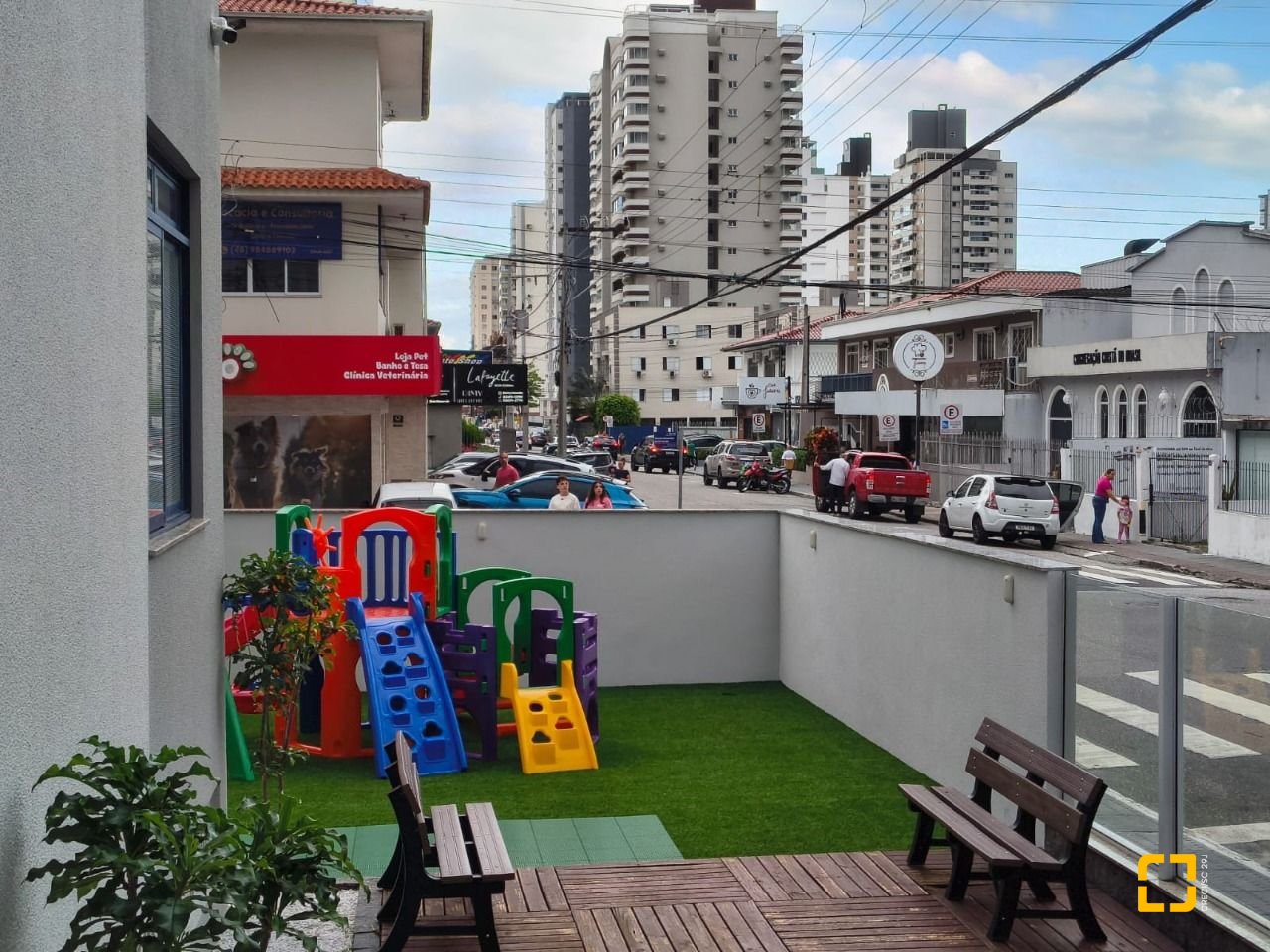 Cobertura com 459m², 4 quartos (sendo 2 suítes), 3 garagens, no bairro Campinas em São José