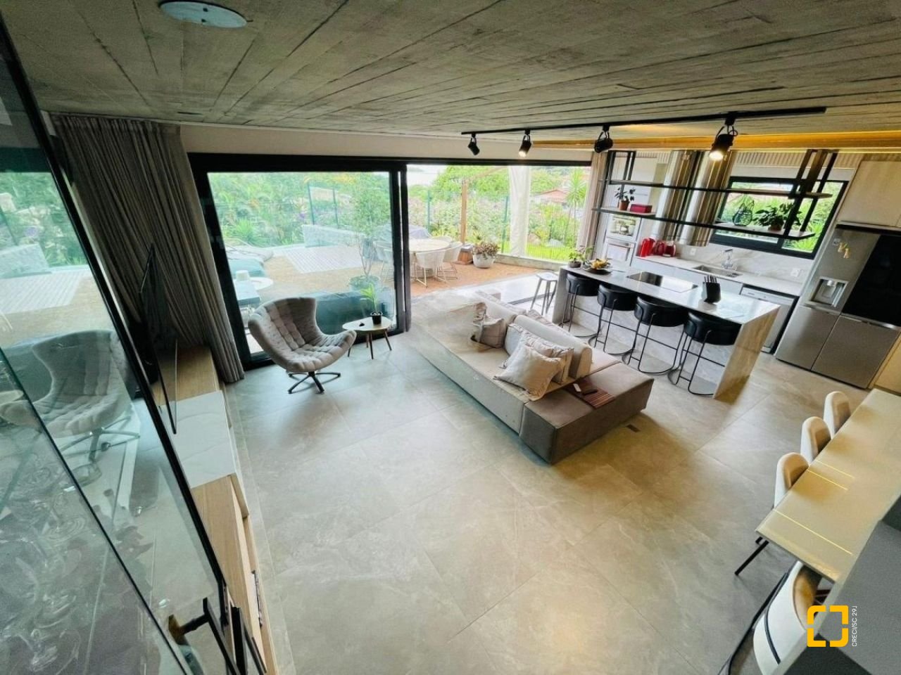 Casa de Condomínio com 413m², 3 quartos (sendo 3 suítes), 5 garagens, no bairro Lagoa da Conceição em Florianópolis