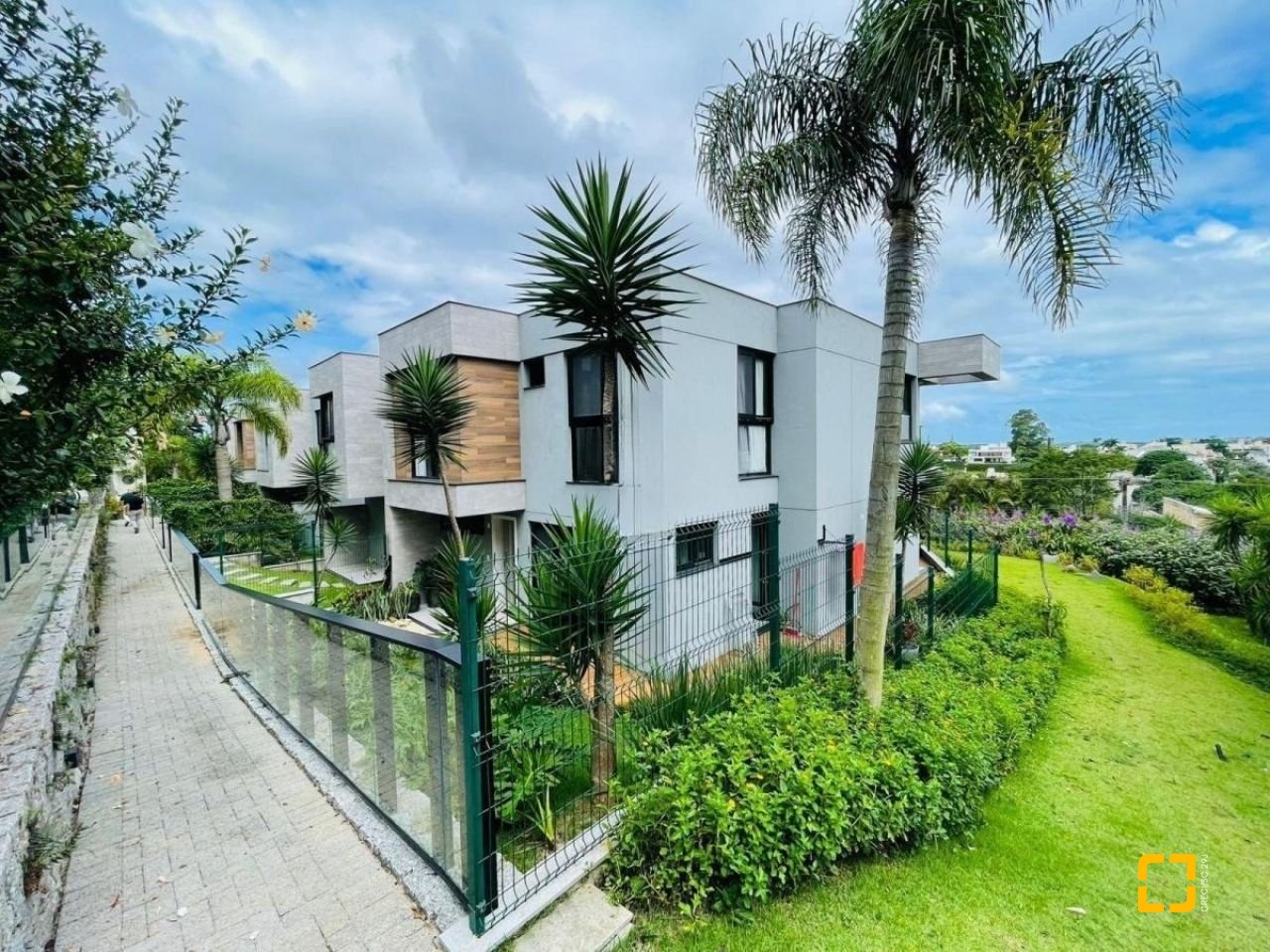 Casa de Condomínio com 413m², 3 quartos (sendo 3 suítes), 5 garagens, no bairro Lagoa da Conceição em Florianópolis