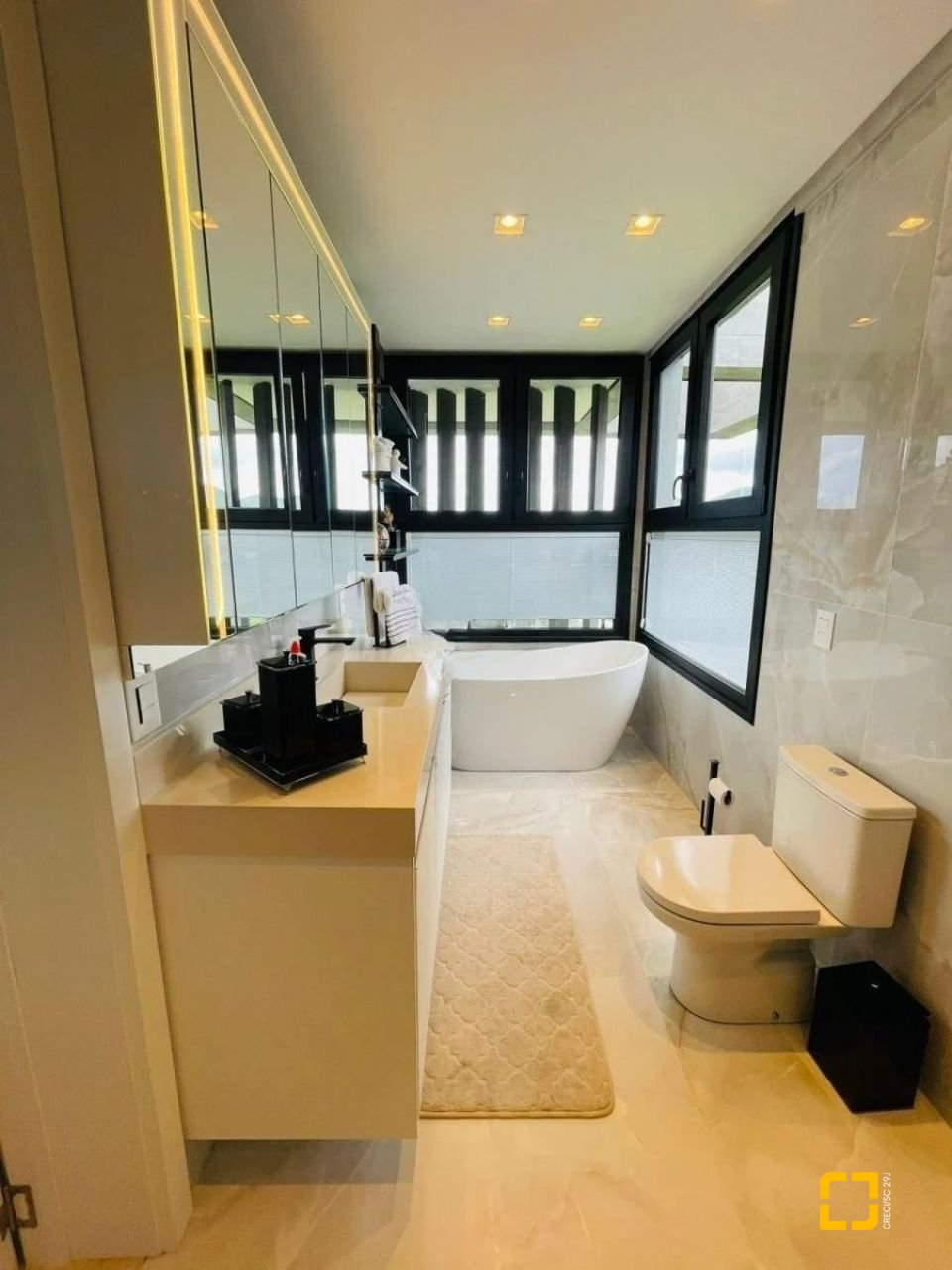 Casa de Condomínio com 413m², 3 quartos (sendo 3 suítes), 5 garagens, no bairro Lagoa da Conceição em Florianópolis