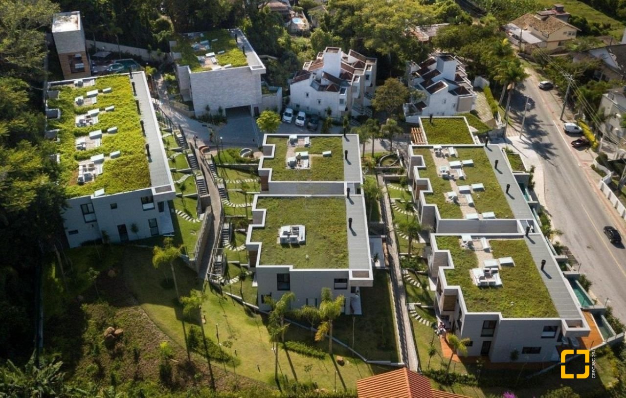 Casa de Condomínio com 413m², 3 quartos (sendo 3 suítes), 5 garagens, no bairro Lagoa da Conceição em Florianópolis