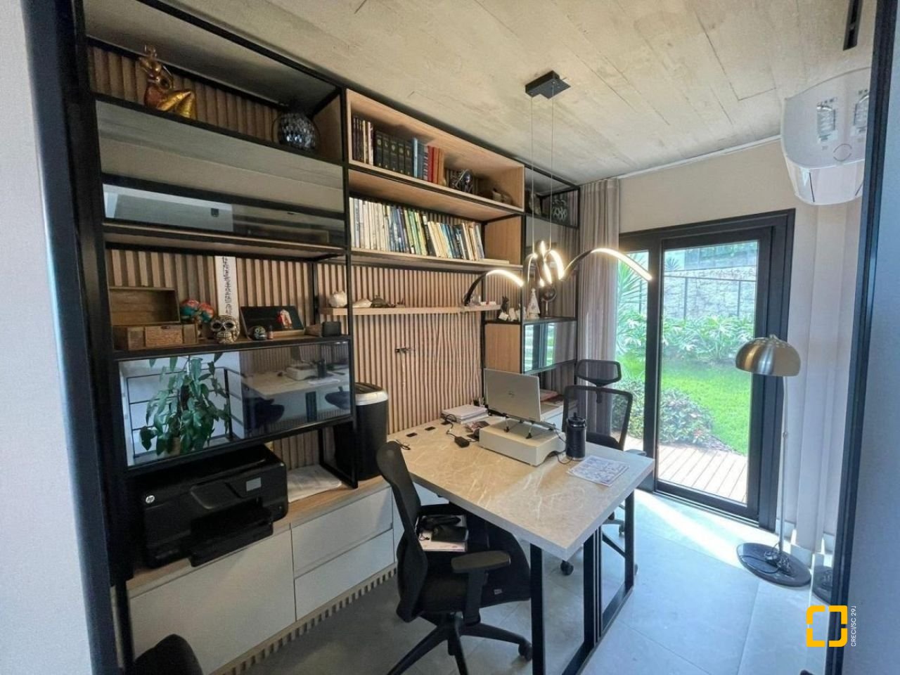 Casa de Condomínio com 413m², 3 quartos (sendo 3 suítes), 5 garagens, no bairro Lagoa da Conceição em Florianópolis