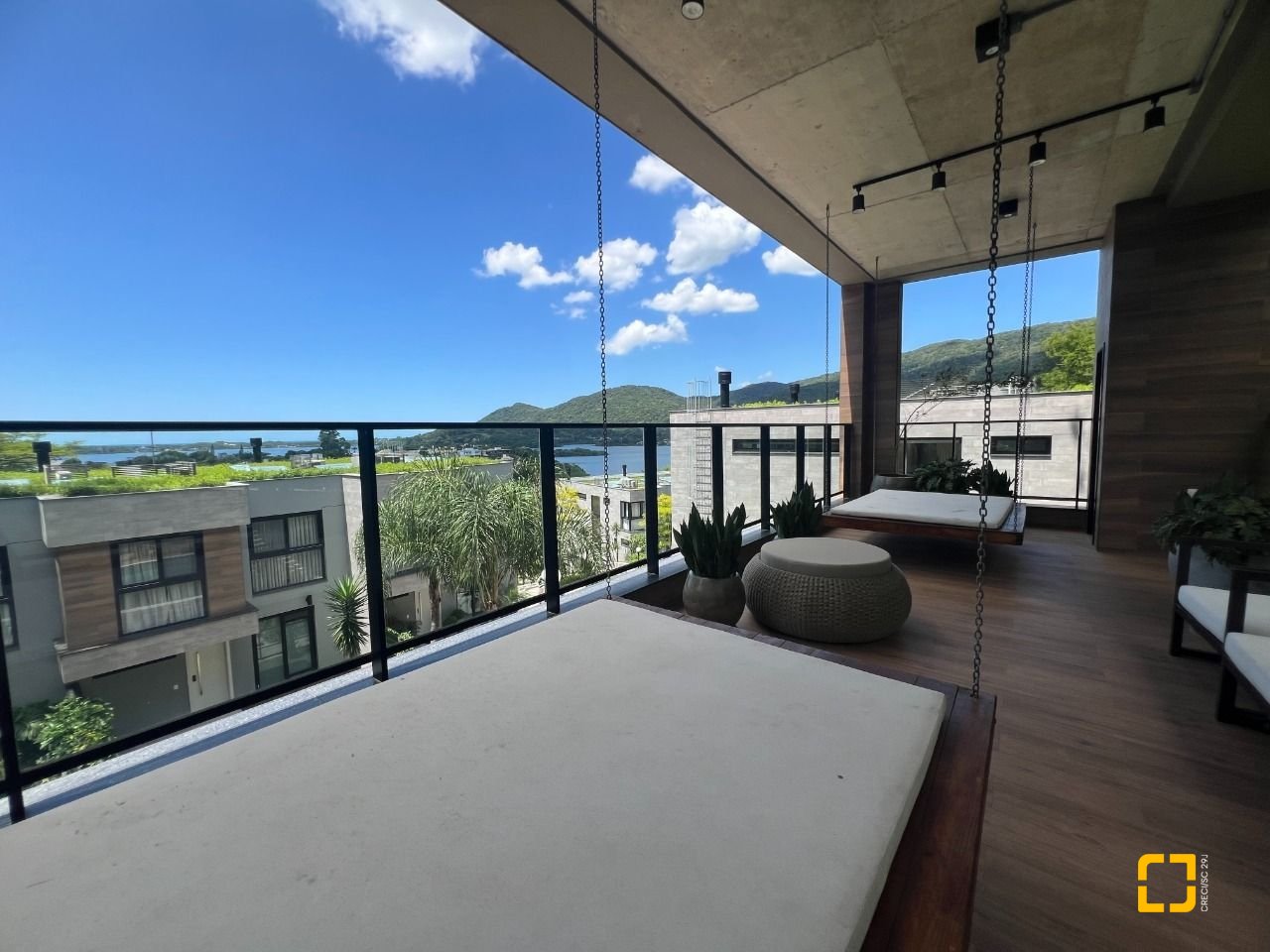 Casa de Condomínio com 413m², 3 quartos (sendo 3 suítes), 5 garagens, no bairro Lagoa da Conceição em Florianópolis
