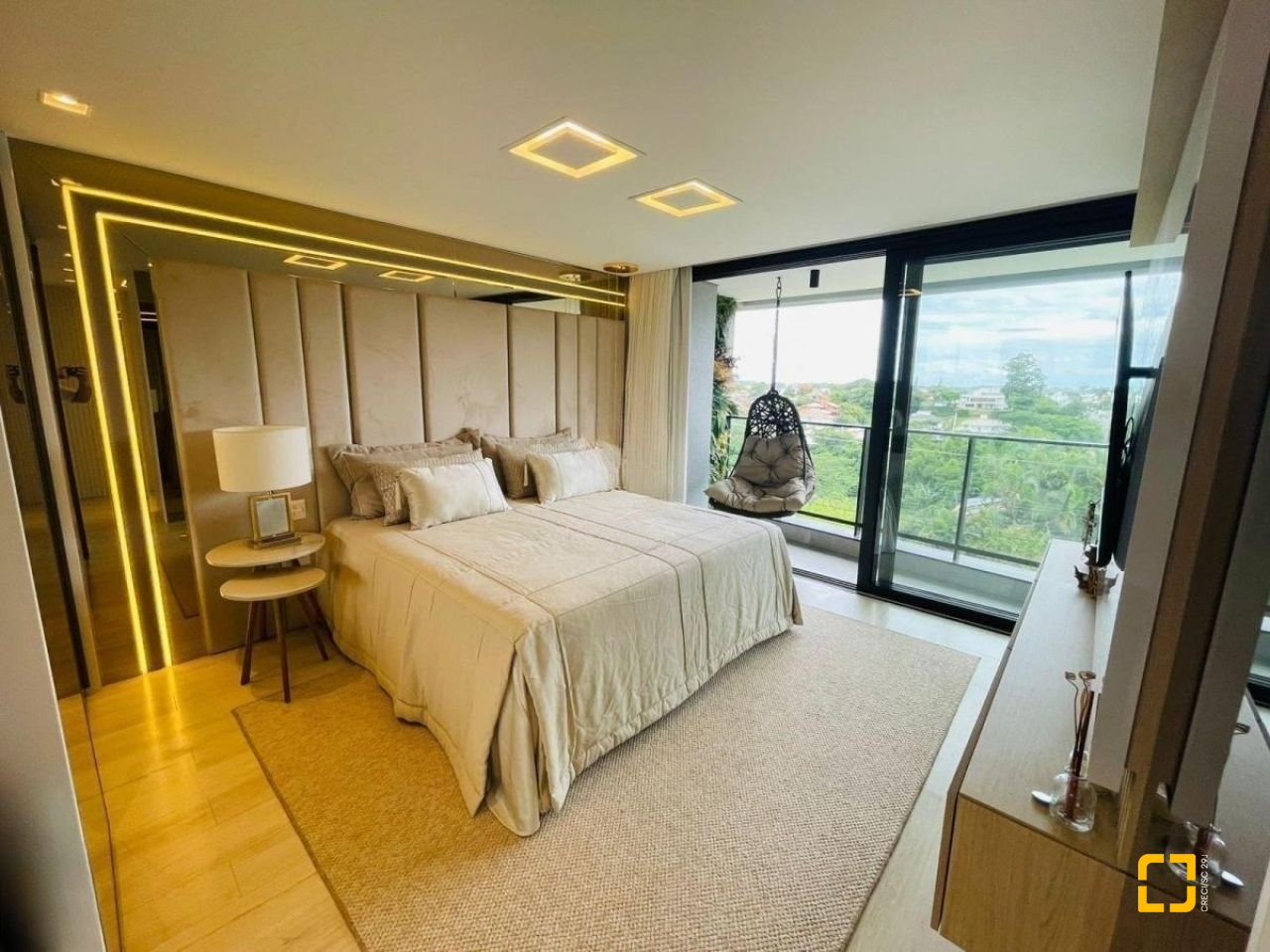 Casa de Condomínio com 413m², 3 quartos (sendo 3 suítes), 5 garagens, no bairro Lagoa da Conceição em Florianópolis