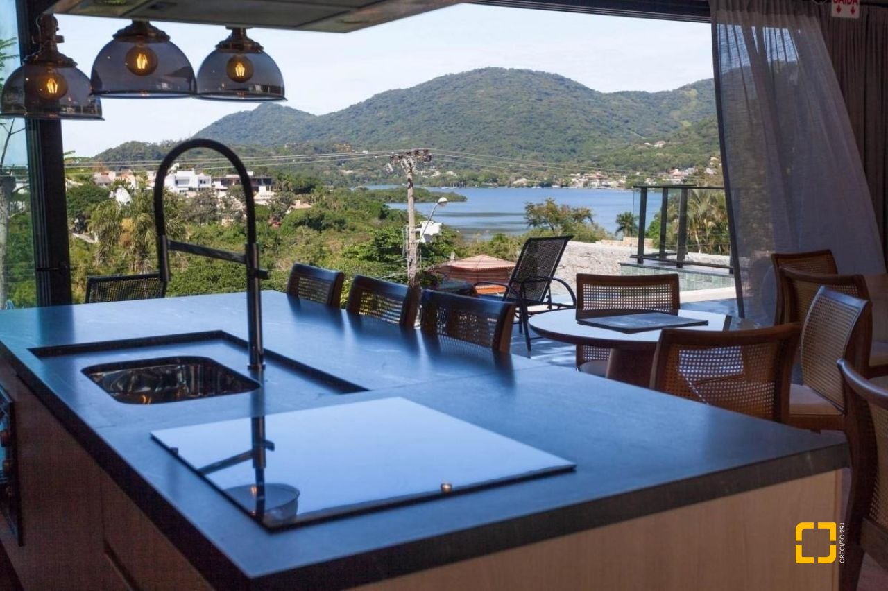 Casa de Condomínio com 413m², 3 quartos (sendo 3 suítes), 5 garagens, no bairro Lagoa da Conceição em Florianópolis