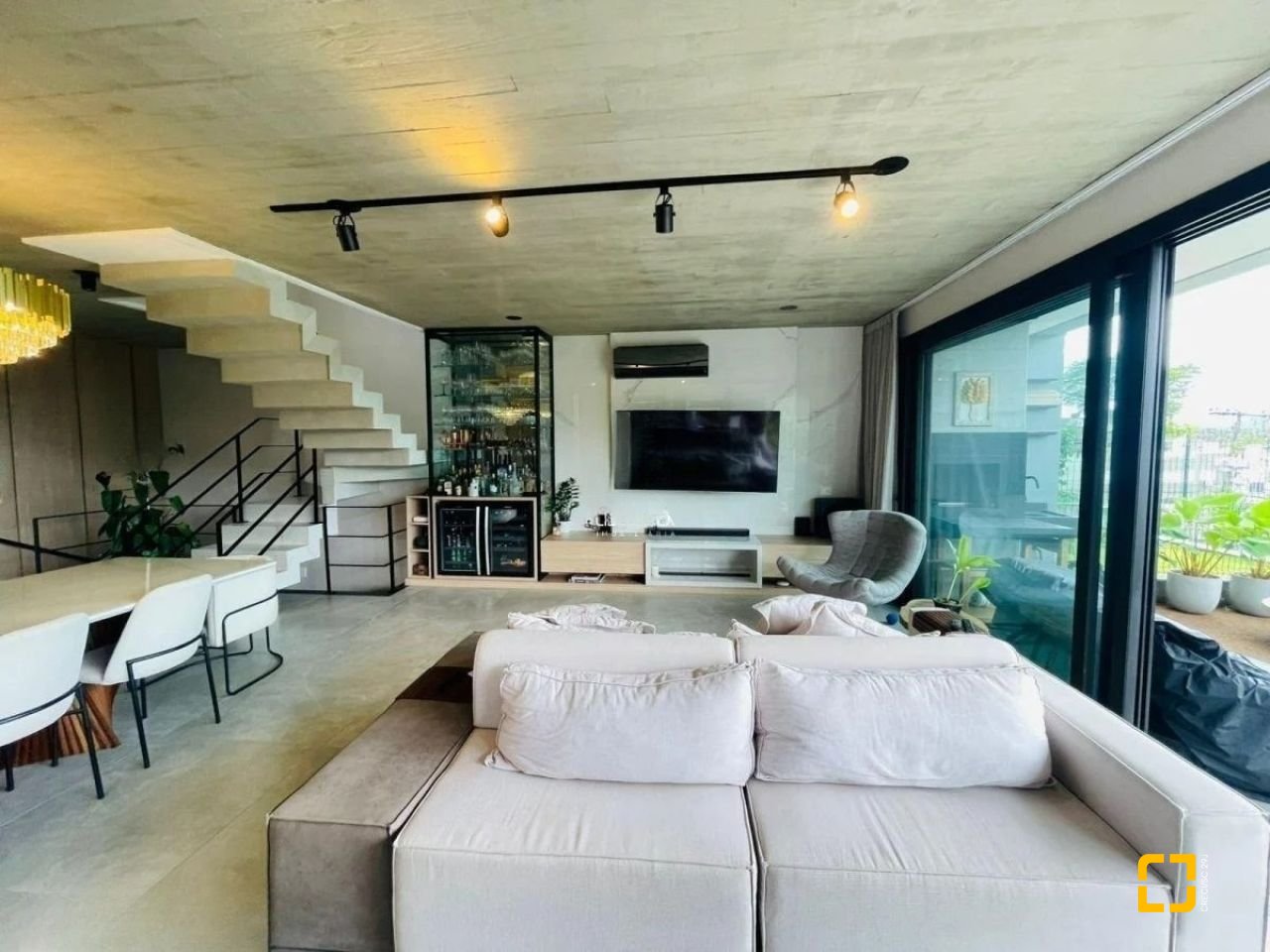 Casa de Condomínio com 413m², 3 quartos (sendo 3 suítes), 5 garagens, no bairro Lagoa da Conceição em Florianópolis