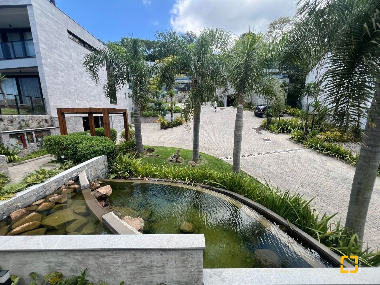 Casa de Condomínio com 413m², 3 quartos (sendo 3 suítes), 5 garagens, no bairro Lagoa da Conceição em Florianópolis