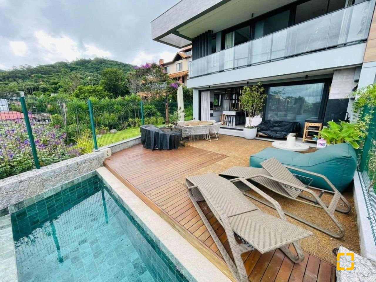 Casa de Condomínio com 413m², 3 quartos (sendo 3 suítes), 5 garagens, no bairro Lagoa da Conceição em Florianópolis