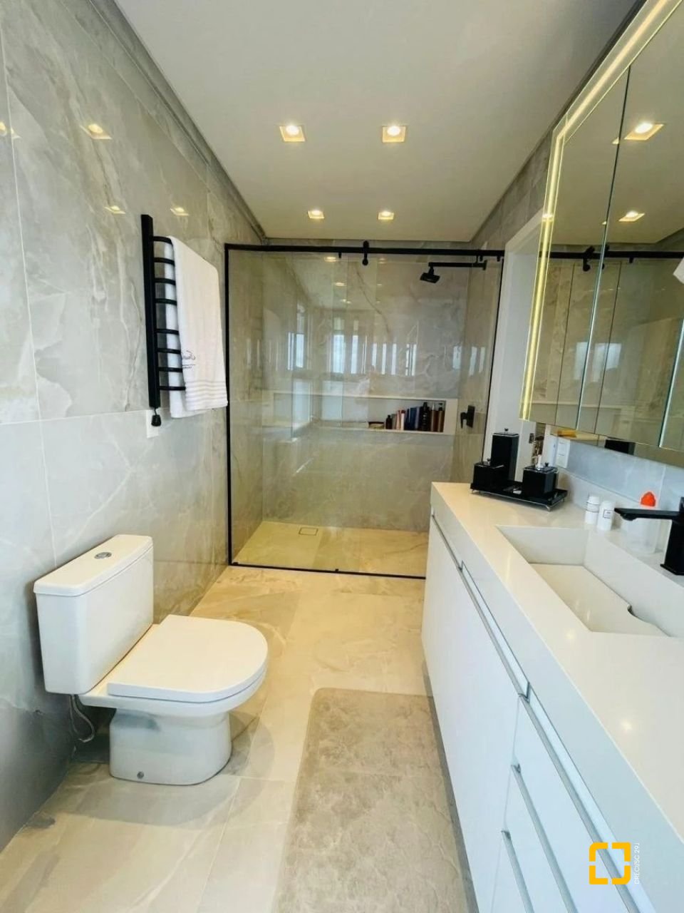 Casa de Condomínio com 413m², 3 quartos (sendo 3 suítes), 5 garagens, no bairro Lagoa da Conceição em Florianópolis