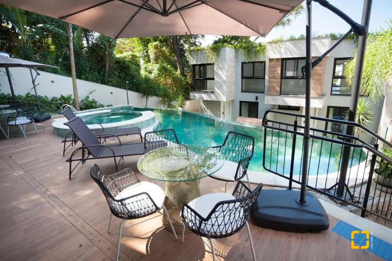 Casa de Condomínio com 413m², 3 quartos (sendo 3 suítes), 5 garagens, no bairro Lagoa da Conceição em Florianópolis