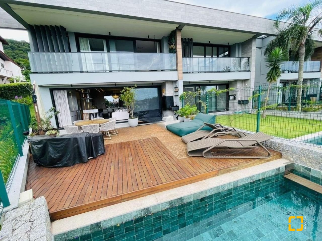 Casa de Condomínio com 413m², 3 quartos (sendo 3 suítes), 5 garagens, no bairro Lagoa da Conceição em Florianópolis