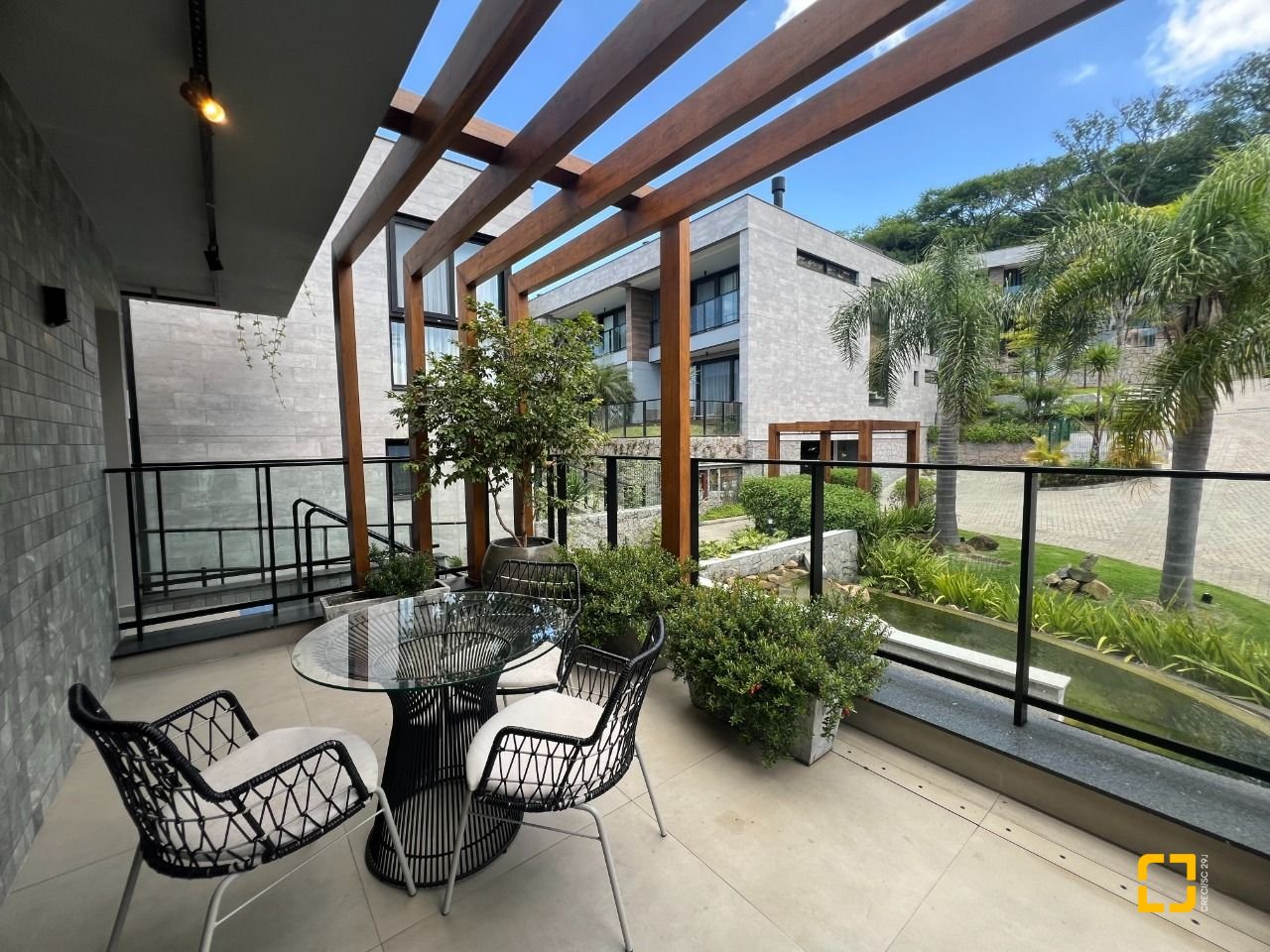 Casa de Condomínio com 413m², 3 quartos (sendo 3 suítes), 5 garagens, no bairro Lagoa da Conceição em Florianópolis