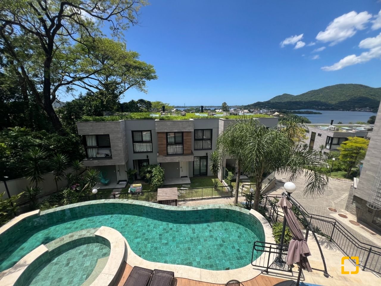 Casa de Condomínio com 413m², 3 quartos (sendo 3 suítes), 5 garagens, no bairro Lagoa da Conceição em Florianópolis