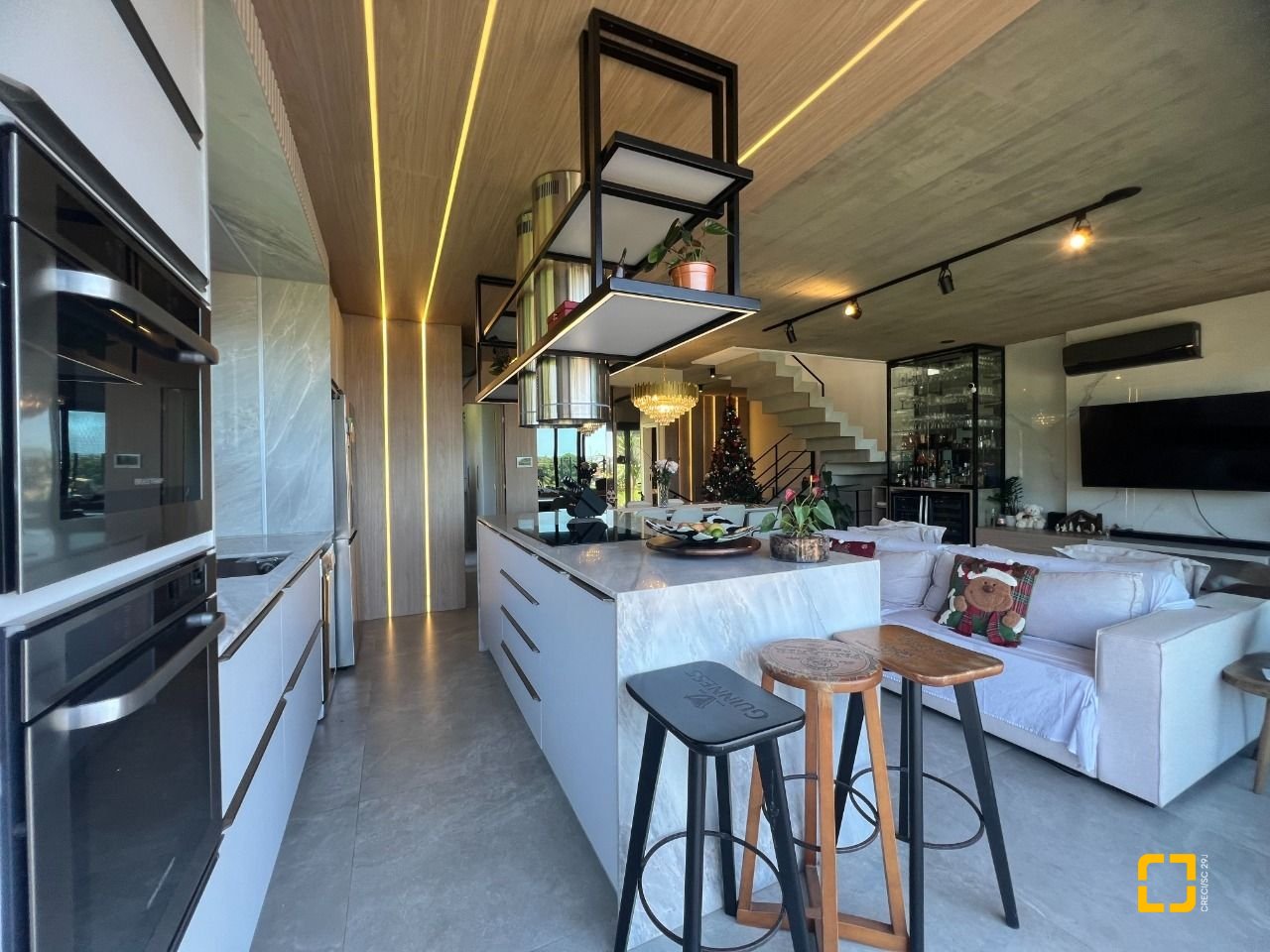 Casa de Condomínio com 413m², 3 quartos (sendo 3 suítes), 5 garagens, no bairro Lagoa da Conceição em Florianópolis