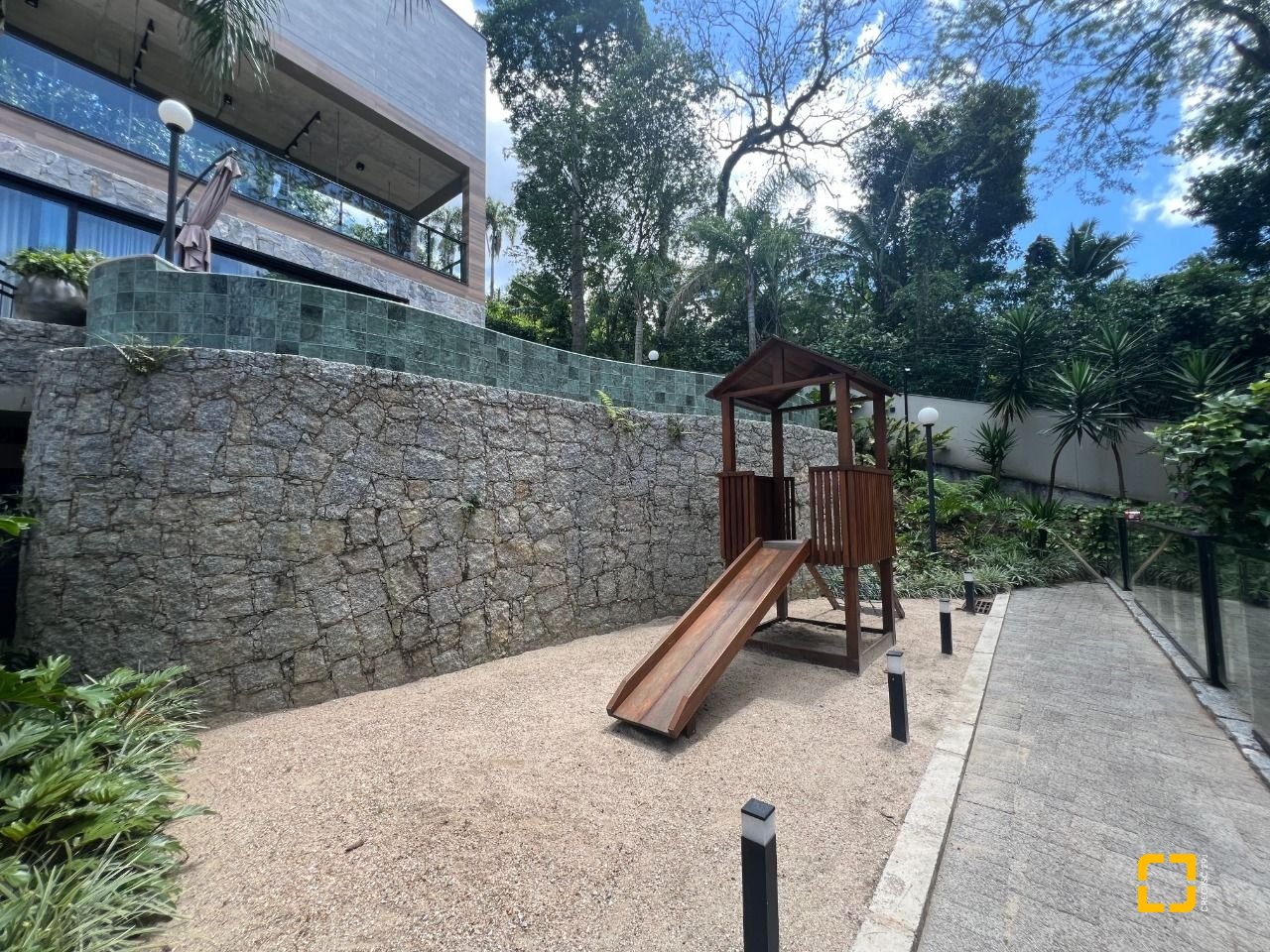 Casa de Condomínio com 413m², 3 quartos (sendo 3 suítes), 5 garagens, no bairro Lagoa da Conceição em Florianópolis