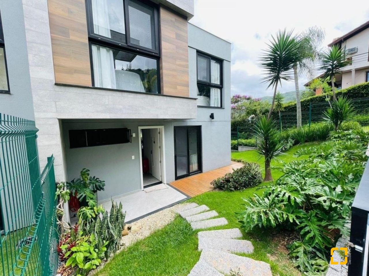 Casa de Condomínio com 413m², 3 quartos (sendo 3 suítes), 5 garagens, no bairro Lagoa da Conceição em Florianópolis