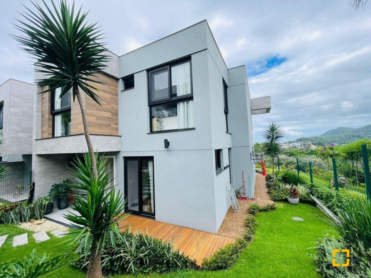 Casa de Condomínio com 413m², 3 quartos (sendo 3 suítes), 5 garagens, no bairro Lagoa da Conceição em Florianópolis
