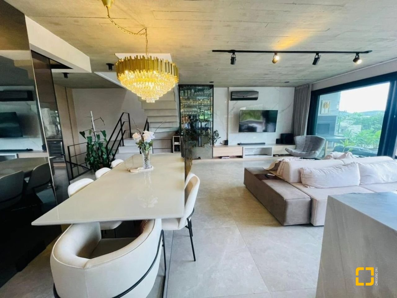 Casa de Condomínio com 413m², 3 quartos (sendo 3 suítes), 5 garagens, no bairro Lagoa da Conceição em Florianópolis