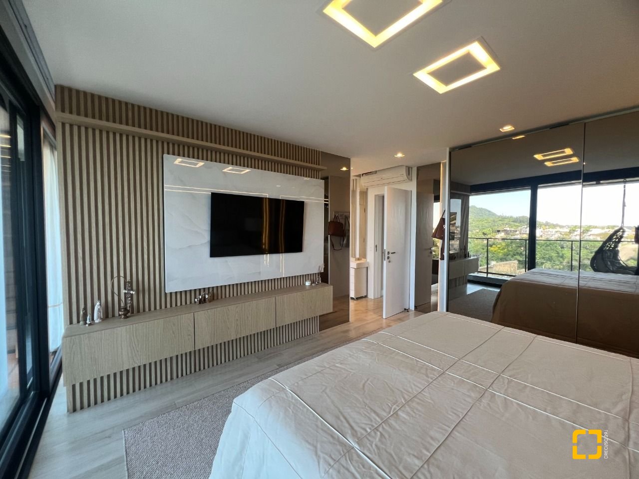 Casa de Condomínio com 413m², 3 quartos (sendo 3 suítes), 5 garagens, no bairro Lagoa da Conceição em Florianópolis