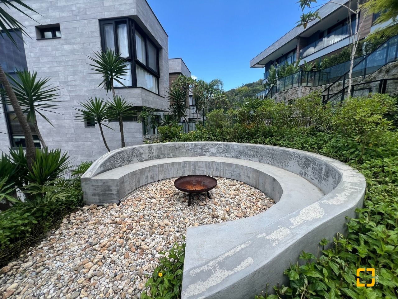 Casa de Condomínio com 413m², 3 quartos (sendo 3 suítes), 5 garagens, no bairro Lagoa da Conceição em Florianópolis