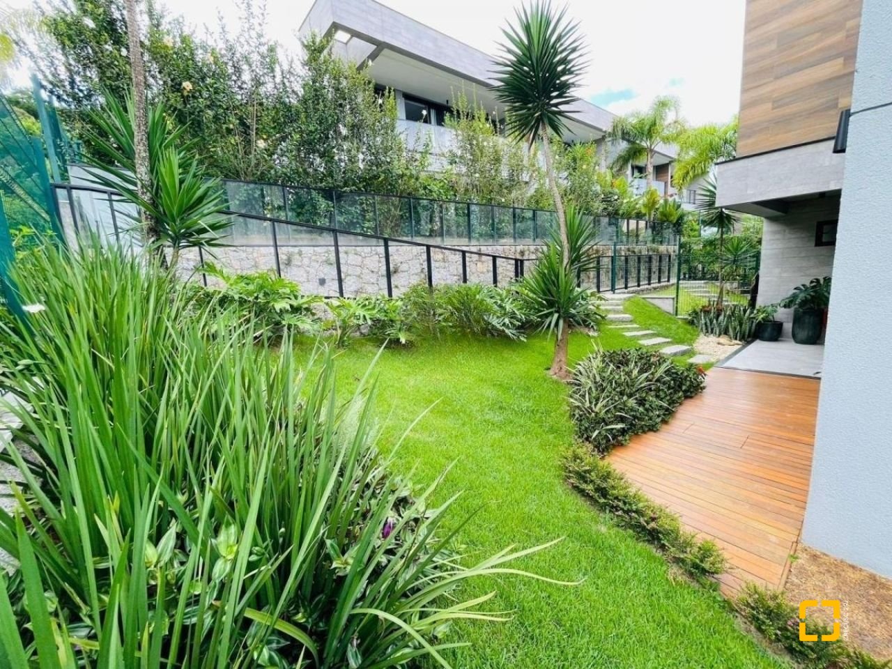 Casa de Condomínio com 413m², 3 quartos (sendo 3 suítes), 5 garagens, no bairro Lagoa da Conceição em Florianópolis