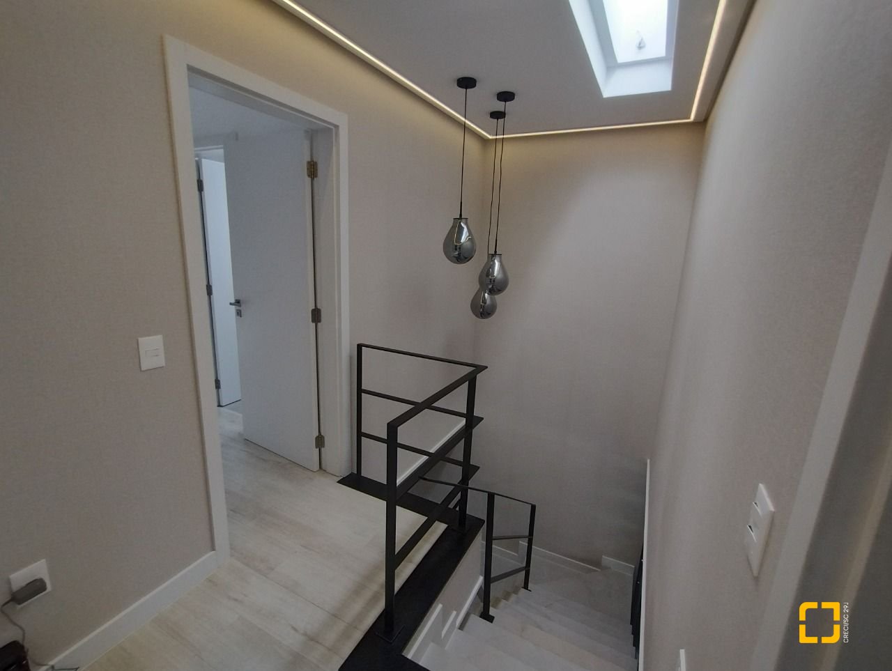 Casa de Condomínio com 413m², 3 quartos (sendo 3 suítes), 5 garagens, no bairro Lagoa da Conceição em Florianópolis