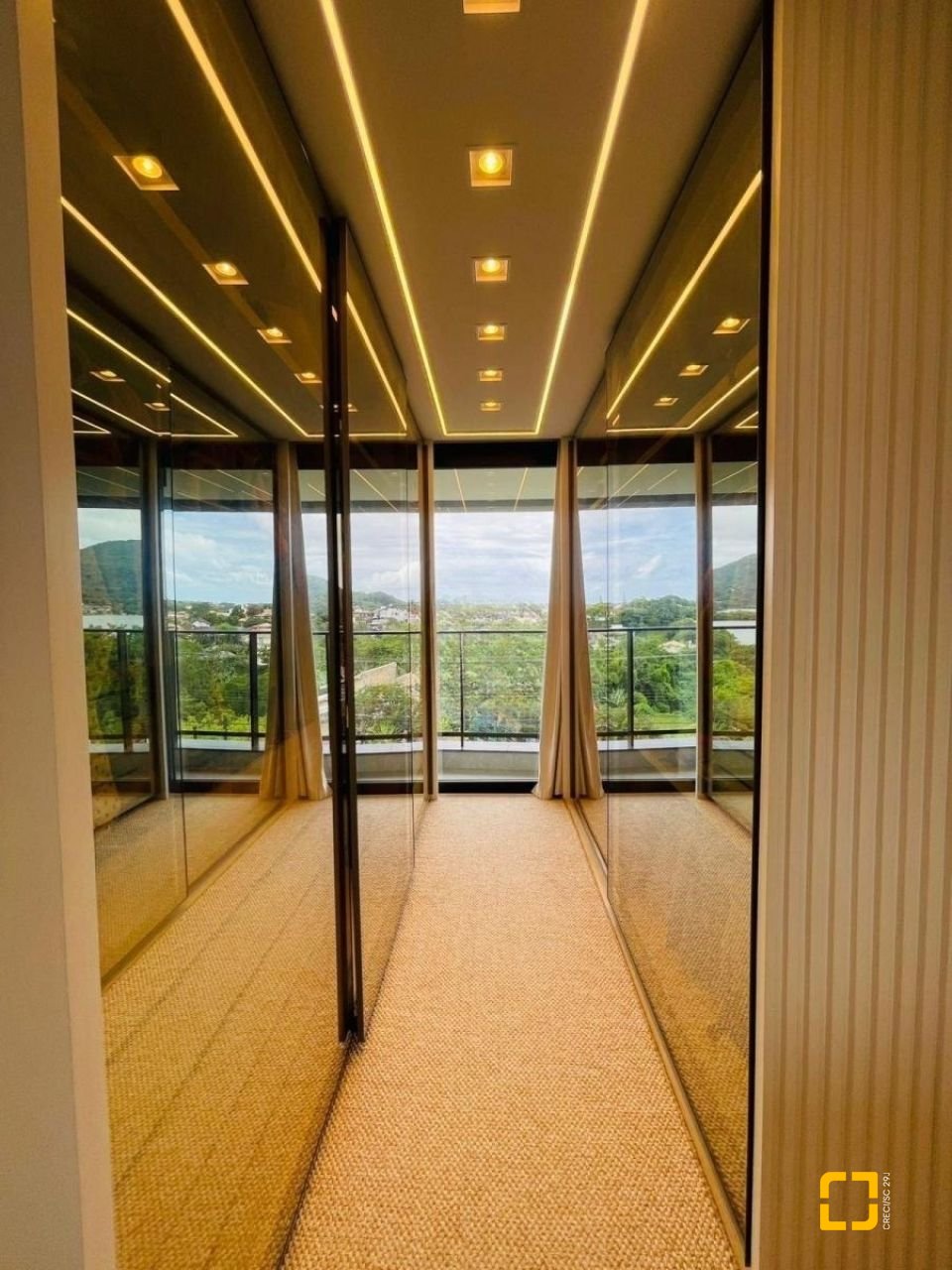 Casa de Condomínio com 413m², 3 quartos (sendo 3 suítes), 5 garagens, no bairro Lagoa da Conceição em Florianópolis
