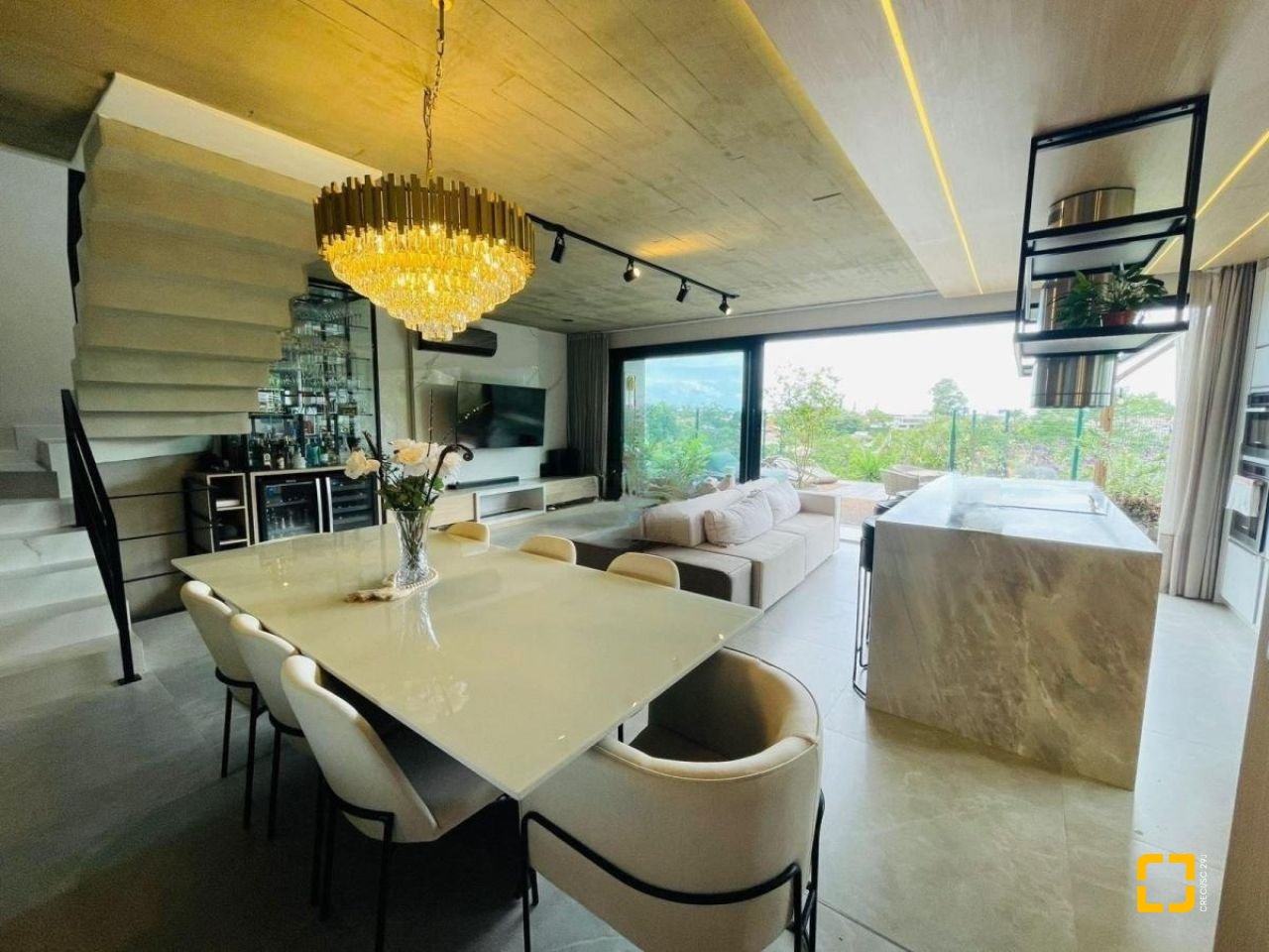 Casa de Condomínio com 413m², 3 quartos (sendo 3 suítes), 5 garagens, no bairro Lagoa da Conceição em Florianópolis