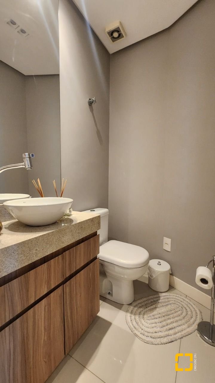 Cobertura com 206m², 4 quartos (sendo 2 suítes), 2 garagens, no bairro Agronômica em Florianópolis