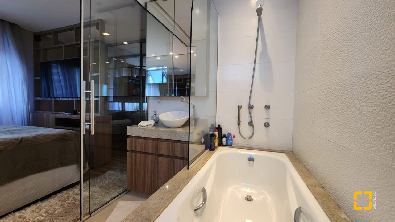 Cobertura com 206m², 4 quartos (sendo 2 suítes), 2 garagens, no bairro Agronômica em Florianópolis