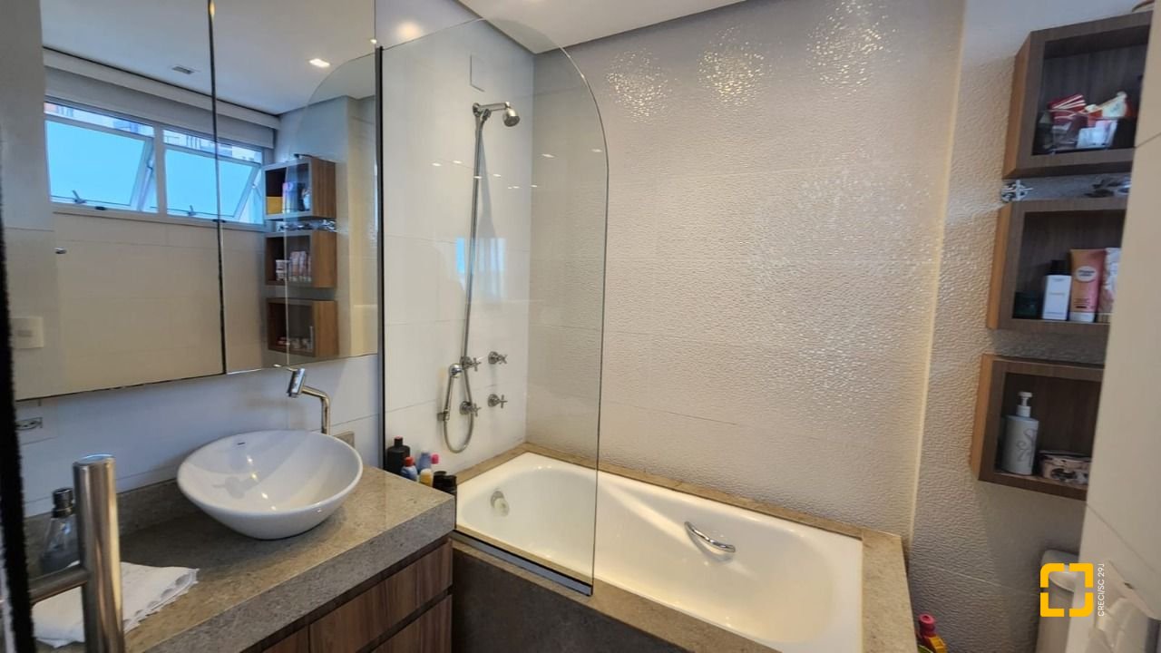 Cobertura com 206m², 4 quartos (sendo 2 suítes), 2 garagens, no bairro Agronômica em Florianópolis
