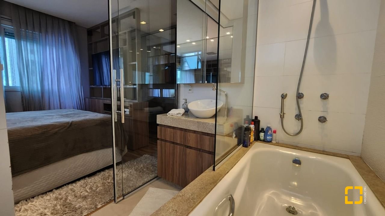 Cobertura com 206m², 4 quartos (sendo 2 suítes), 2 garagens, no bairro Agronômica em Florianópolis