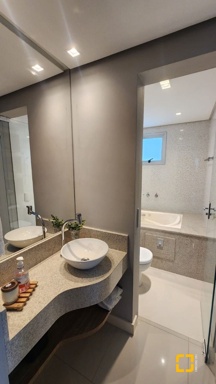 Cobertura com 206m², 4 quartos (sendo 2 suítes), 2 garagens, no bairro Agronômica em Florianópolis