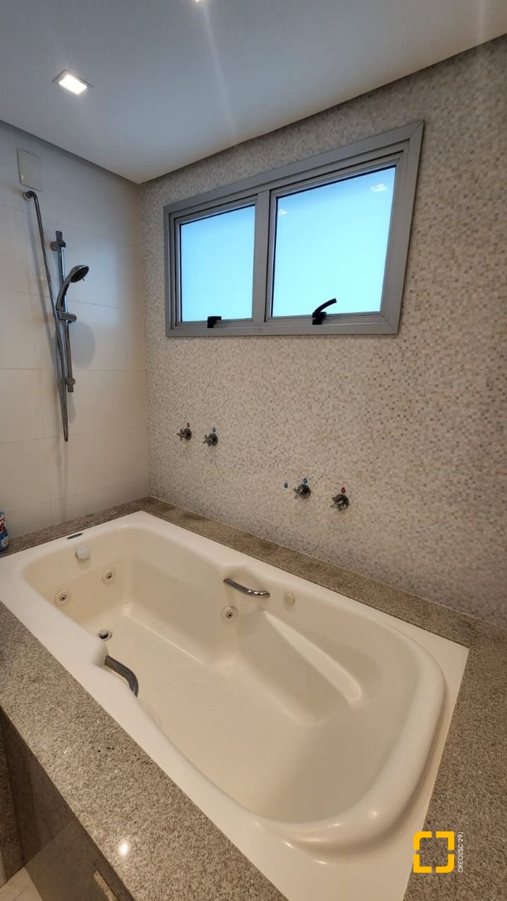 Cobertura com 206m², 4 quartos (sendo 2 suítes), 2 garagens, no bairro Agronômica em Florianópolis